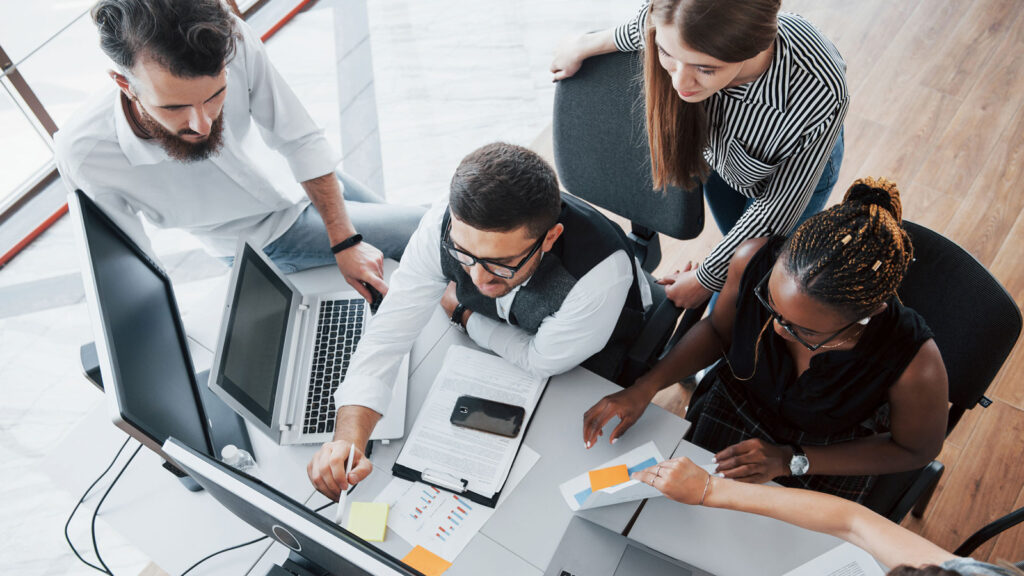 Accedi alle migliori tecnologie hardware e software con soluzioni di noleggio su misura per le esigenze aziendali.